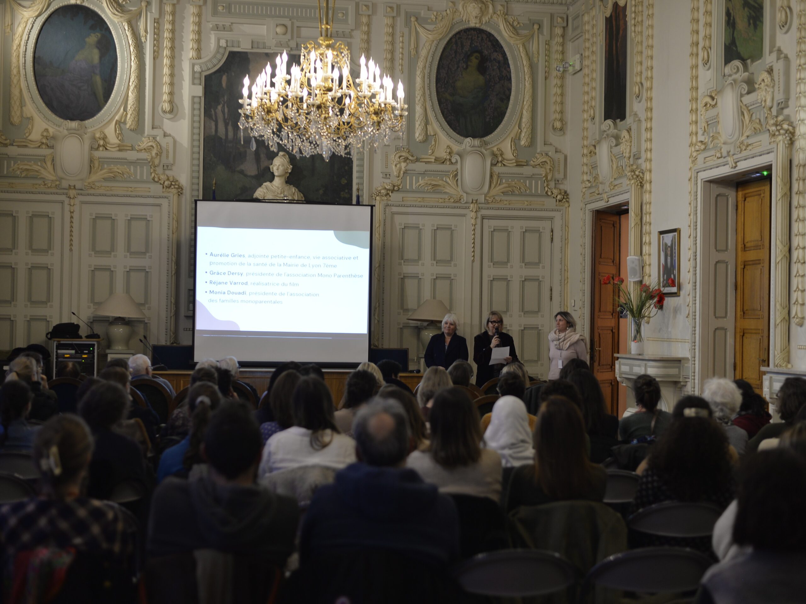 Mairie Lyon 7 : plus de 90 personnes réunies pour parler de monoparentalité autour du film « Mamans solos »